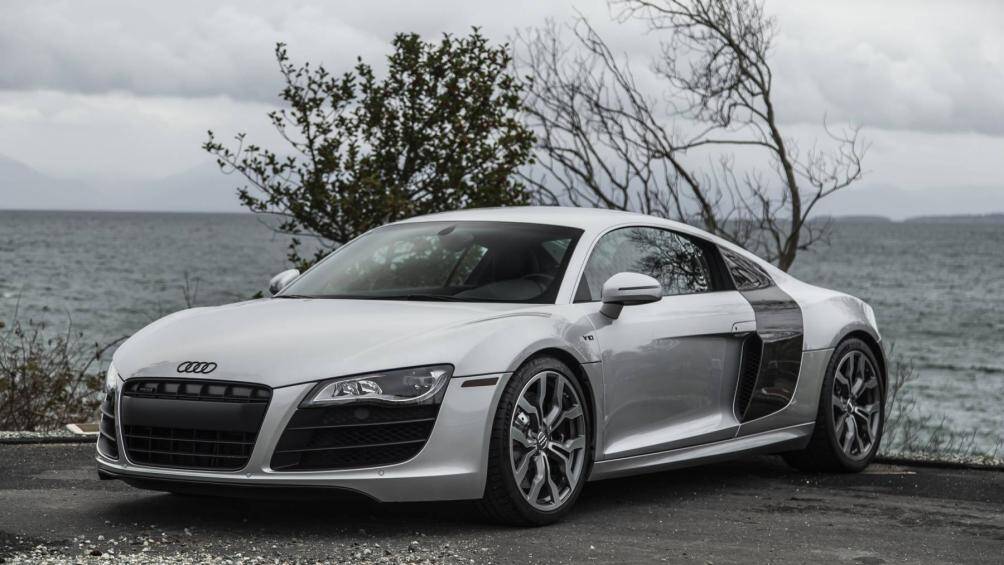 4. Audi R8 V10 2010: Giá khởi điểm ban đầu của mẫu siêu xe này là 146.000 USD, sau đó có lúc nó rơi xuống chỉ còn 70.000 USD