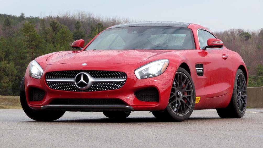8. Mercedes-AMG GT 2016: AMG GT 2016 lần đầu tiên được bán với giá 129.000 USD, hiện tại nó chỉ còn được niêm yết với giá 92.000 USD