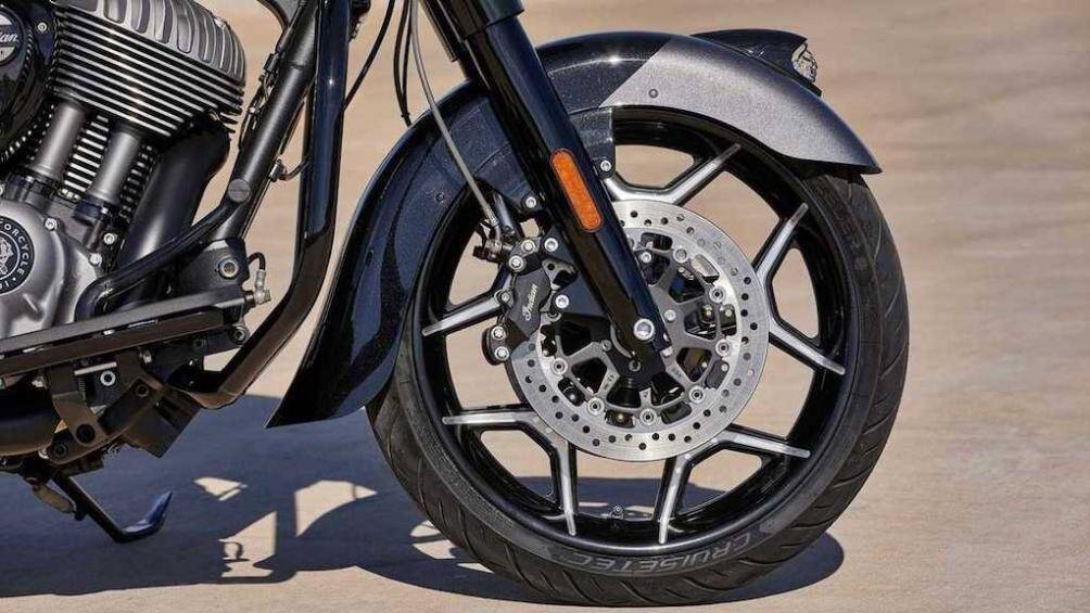 Xe sở hữu 2 màu sơn xám Carbon Crystal và đen Thunder Black Vivid Crystal với nhiều nhũ ánh kim. Bộ mâm cũng có màu sơn đen cùng màu xe