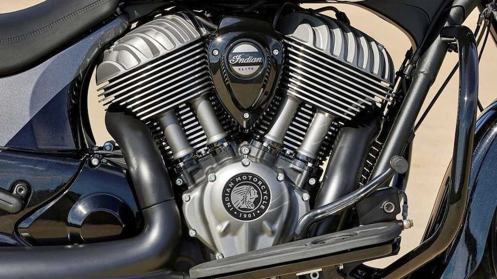 Giống như thân xe, bản thân khối động cơ trên phiên bản này cũng được sơn màu đặc biệt là xám Slate Smoke