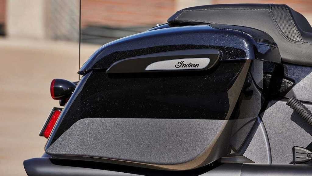 Cặp thùng chứa đồ có dung tích 68,14l, kính chắn gió chỉnh điện, hệ thống theo dõi áp suất lốp, khoá cốp từ xan hệ thống đèn full LED