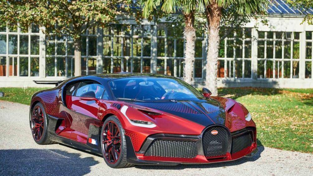 Điểm đặc biệt trên chiếc xe này chính là các họa tiết hình dạng kim cương bao quanh cùng sự tương phản màu sắc độc đáo