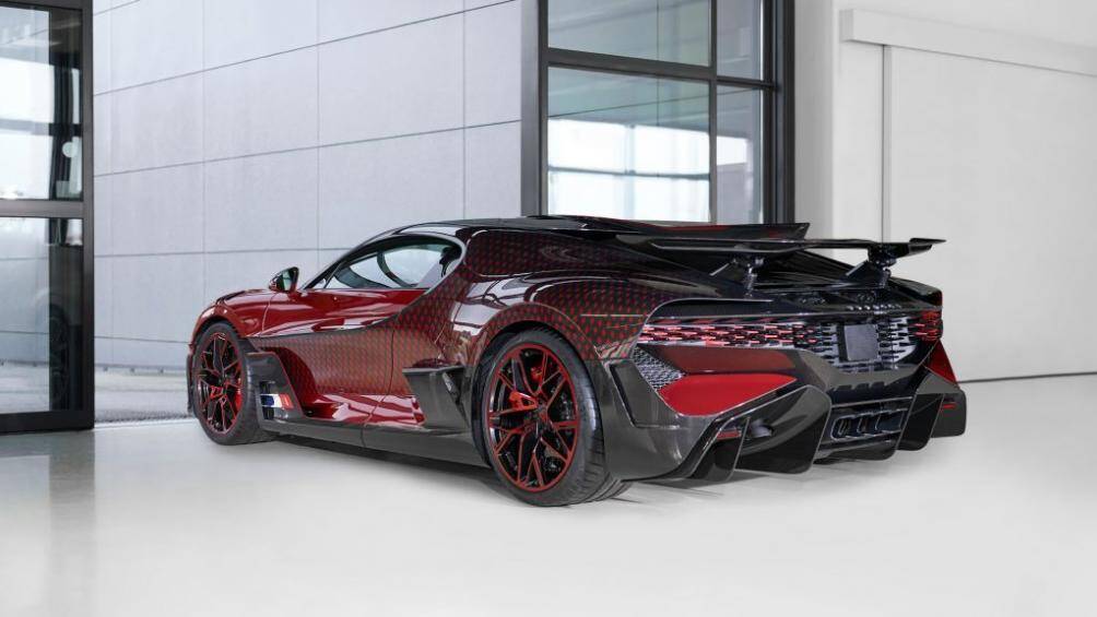 Phần đồ họa được thiết kế sao cho chạy chính xác theo dọc thân xe từ trước ra sau, nhằm phù hợp với hình dáng của mẫu hypercar này