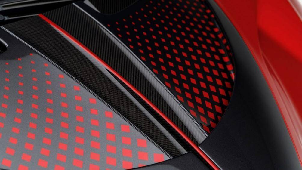 Theo công bố của Bugatti, nhờ sử dụng vật liệu carbon khối lượng của Divo chỉ nặng có 1.996 kg