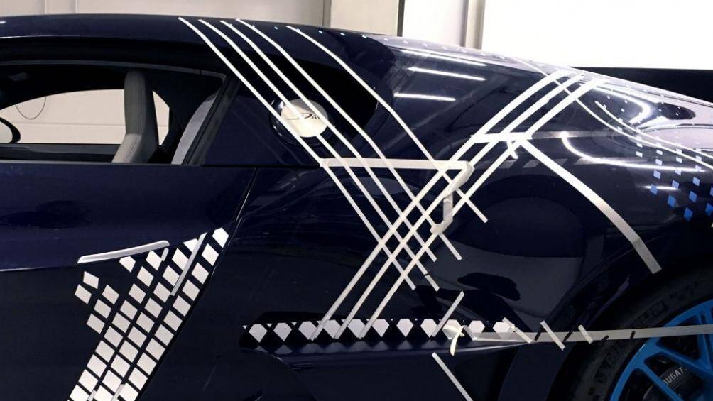 Để tạo ra các họa tiết của xe, nhà thiết kế đã sử dụng các tấm phim dài 6 mét được dán chính xác lên thân xe thử nghiệm