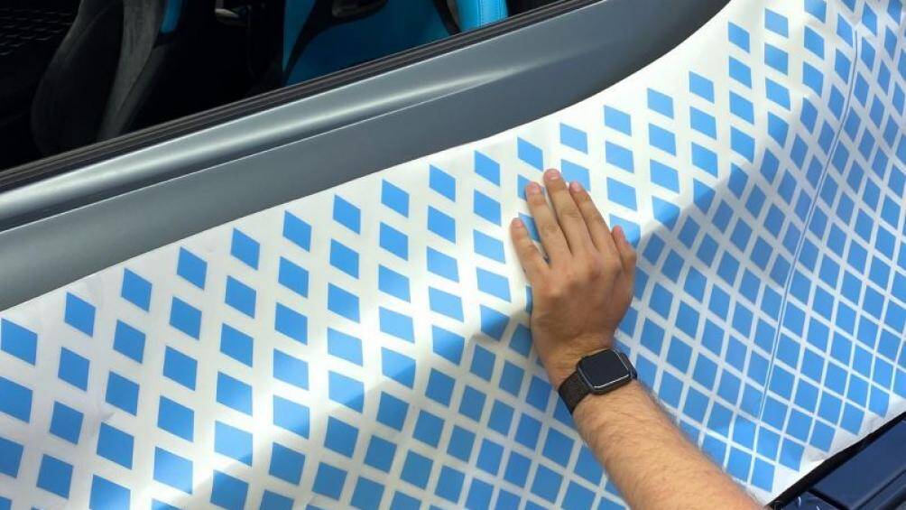 Đội ngũ Bugatti căn chỉnh 1.600 họa tiết kim cương lên xe thử nghiệm trước khi áp dụng lên xe của khách hàng