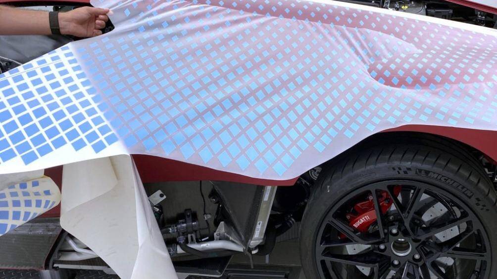 Chiếc xe sau đó được chà nhám, làm mịn, kiểm tra, chỉnh sửa và sau đó chà nhám lại lần nữa