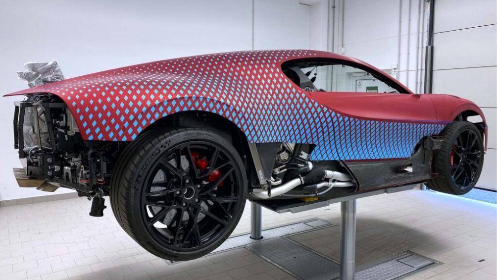 Xe được sơn màu "Graphite" và lớp sơn trong được phủ lên trên lớp sơn hiệu ứng "Customer Special Red" để đảo ngược họa tiết