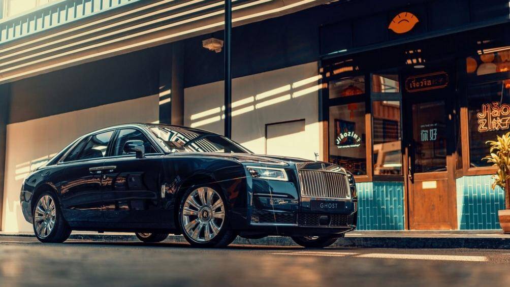 Rolls-Royce Ghost 2021 chỉ trong 4,8 giây để tăng tốc từ 0-100 km/h, trước khi đạt tốc độ tối đa 250 km/h