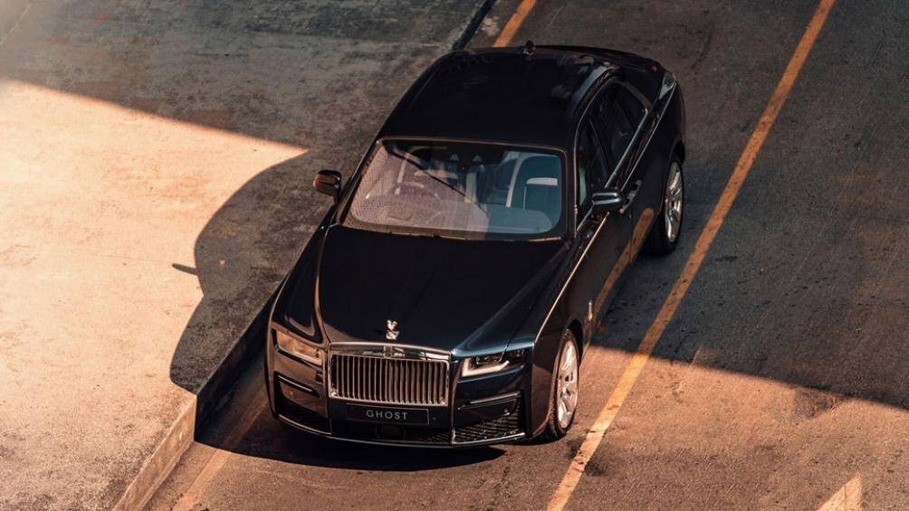 Mẫu xe Roll-Royce Ghost thế hệ mới có giá bán là 24,8 tỷ đồng cho bản tiêu chuẩn và bản trục cơ sở dài có giá 27,8 tỷ đồng