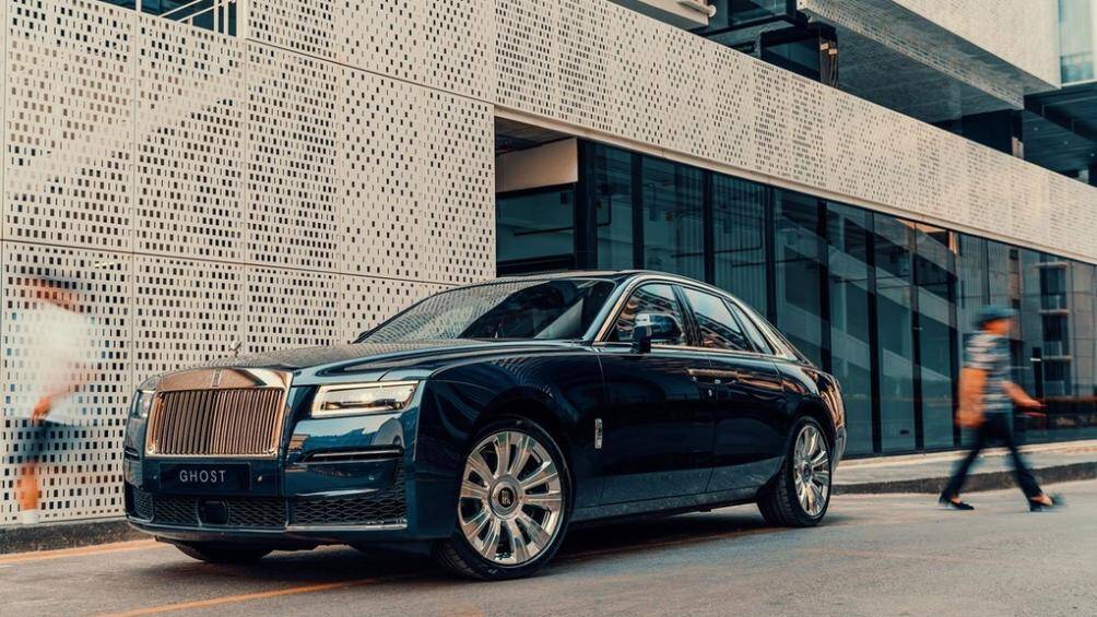 Phía trước đầu xe là lưới tản nhiệt mới bao gồm 20 đèn LED giúp chiếu sáng các đường gân dọc