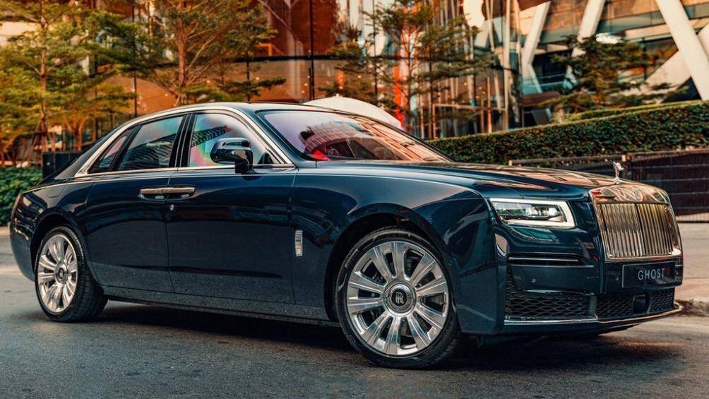 Ghost mới cũng có đèn pha LED và laser tích hợp đèn báo rẽ bên trong. Ở phía sau, xe trang bị đèn hậu mới với đồ họa nổi bật hơn