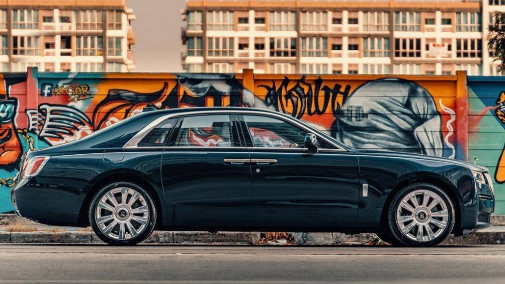 Ở thiết kế ngoại thất, chiếc sedan siêu sang nổi bật với biểu tượng Spirit of Ecstasy (thiếu phụ bay) mới được điêu khắc tỉ mỉ, hiện đại hơn