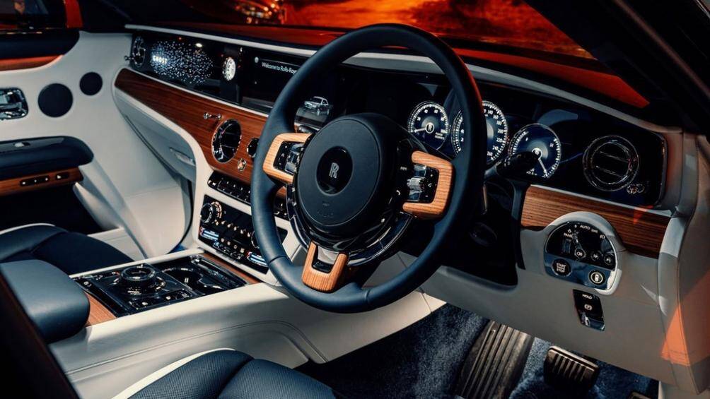 Rolls-Royce Ghost thế hệ thứ 2 được trang bị động cơ xăng N74 BMW V12, dung tích 6.75L, sản sinh công suất 563 mã lực