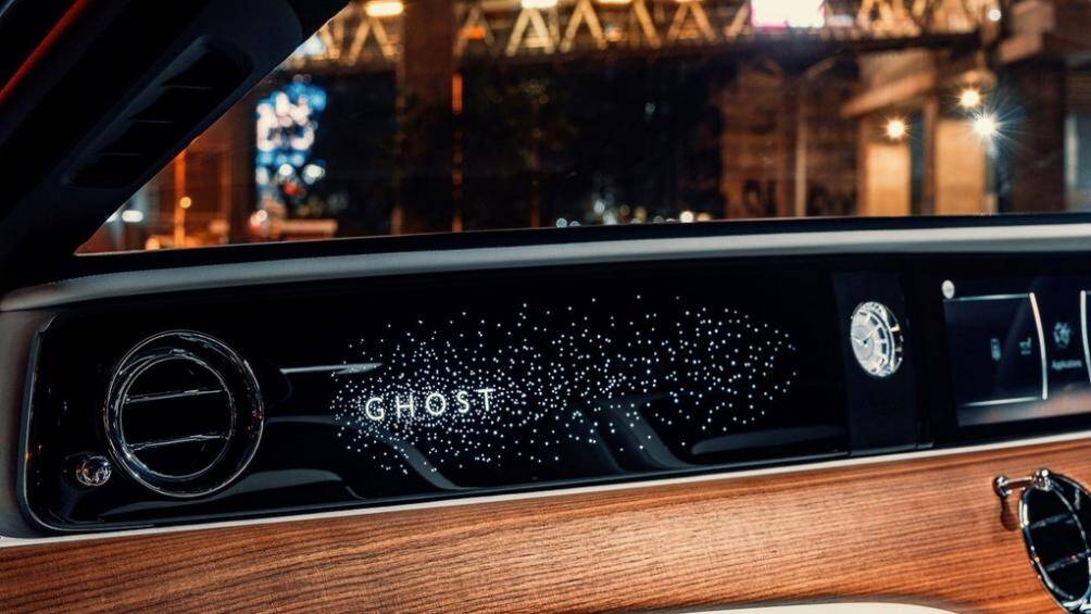 Các kỹ sư của Rolls-Royce đã lắp đặt một ống dẫn sáng dày 2 mm và khoan hơn 90.000 lỗ nhỏ bằng tia laser để phát sáng chữ Ghost