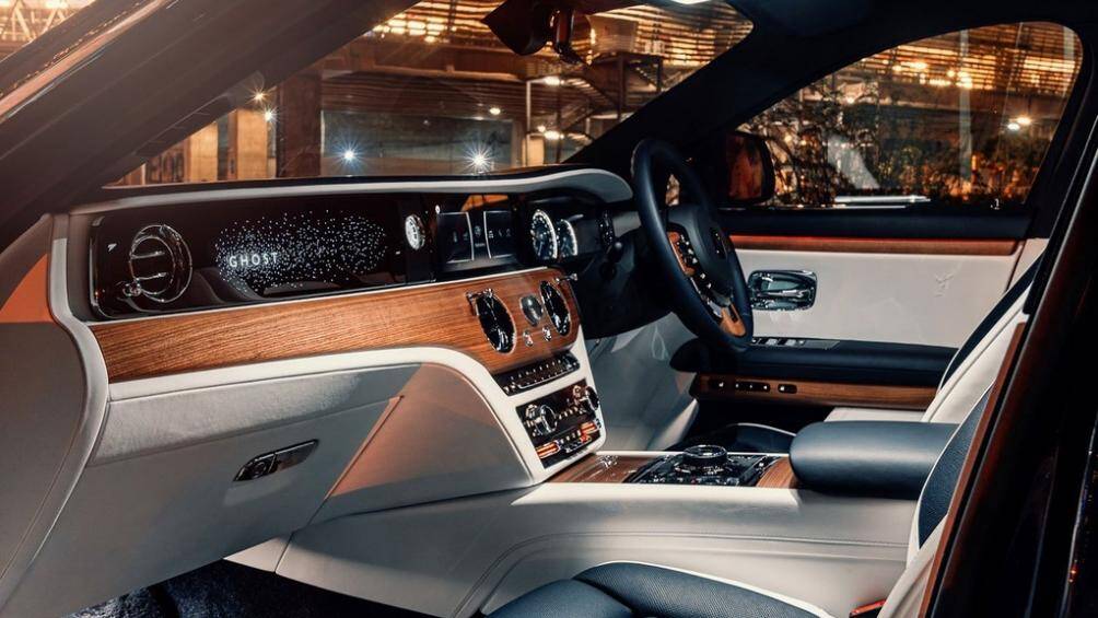 Bên trong, bảng táp-lô trên Rolls-Royce Ghost đa dạng màu sắc được thiết kế liền mạch với trần xe ánh sao Starlight Headliner