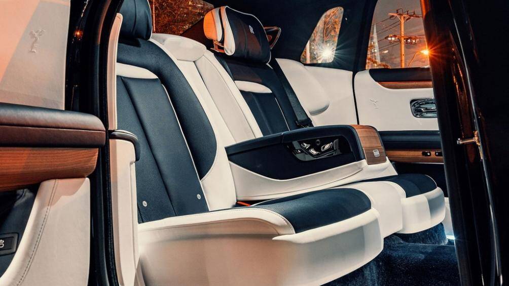 Ghế ngồi của xe có thể ngả như ghế thương gia trên máy bay. Bên cạnh đó là tủ làm mát rượu champagne ở hàng ghế sau