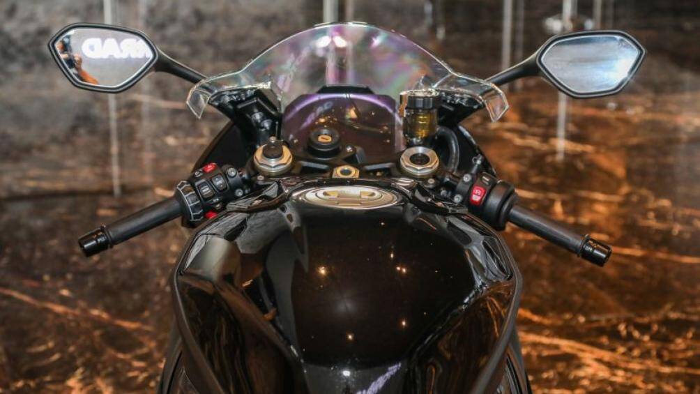 Những thiết bị hỗ trợ lái dành cho mẫu xe BMW S1000RR 2021 bao gồm: điều khiển phanh, 4 chế độ lái bao gồm Rain, Road, Dynamic và Race