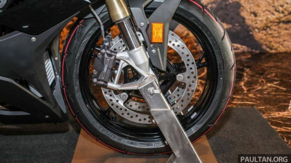Cùng với đó là 3 chế độ đua có thể điều chỉnh với kiểm soát khởi động và giới hạn tốc độ pitlane cùng với chế độ lái Pro và BMW Motorrad Race ABS