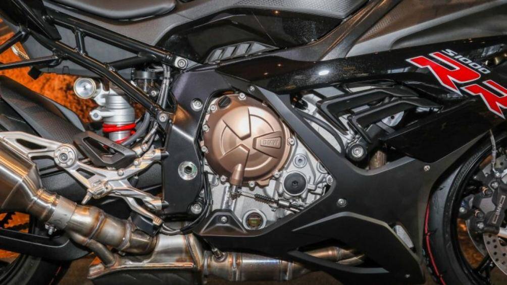 Xe sở hữu khối động cơ 4 xi lanh thẳng hàng làm mát bằng chất lỏng, dung tích 999cc, sản sinh công suất 207 mã lực, mô men xoắn 113 Nm