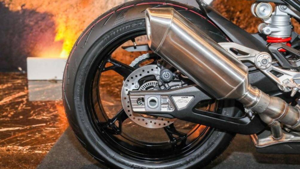 Về trọng lượng, phiên bản tiêu chuẩn S1000RR nặng 197 kg khi xăng đầy bình trong khi đó con số này của chiếc S1000RR M Package là 193,5 kg