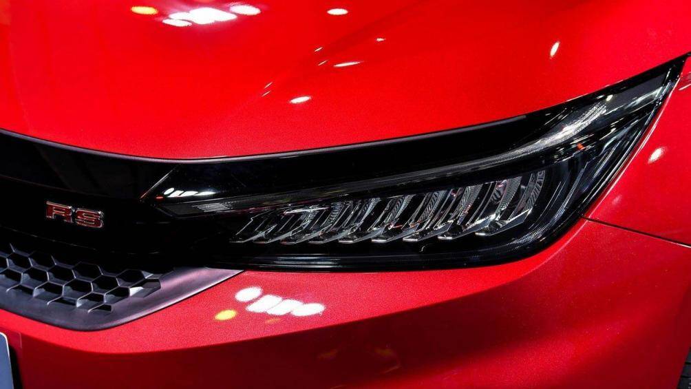 Phiên bản RS sở hữu 6 túi khí, các tính năng an toàn có trên xe như camera lùi, hệ thống hỗ trợ ổn định xe, hỗ trợ khởi hành ngang dốc, ABS...