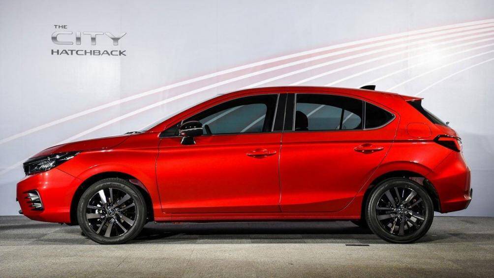 Trang bị ngoại thất tiêu chuẩn của xe bao gồm đèn LED (đèn pha, DRLs, đèn sương mù và đèn hậu), mâm hợp kim 16 inch với lốp 185/55