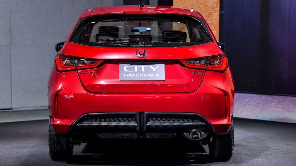 Một số tính năng tiện ích khác như mở cửa không cần chìa, kính cường lực chống nóng và camera lùi đa góc...