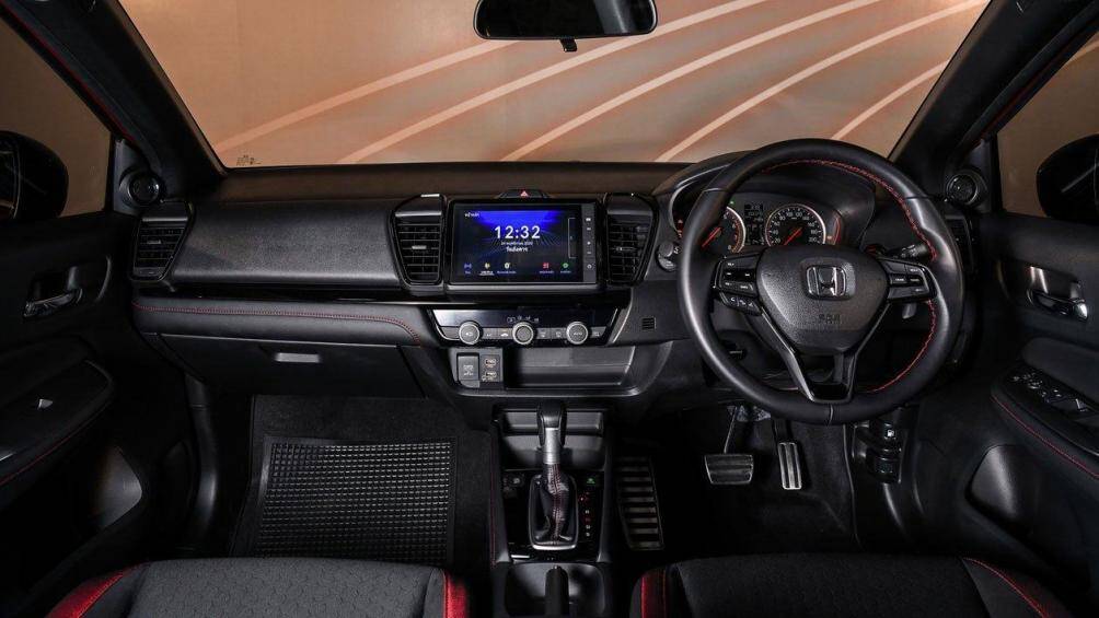 Bên trong, phiên bản RS này sẽ có tùy chọn ghế da lộn, da và nỉ. Màn hình cảm ứng 8 inch với hỗ trợ Weblink và Apple CarPlay