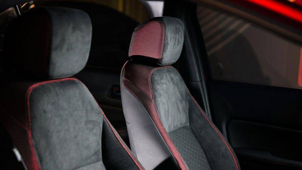 Honda City Hatchback phiên bản RS có nội thất với 2 màu đỏ và đen làm chủ đạo, tăng tính thể thao cho xe