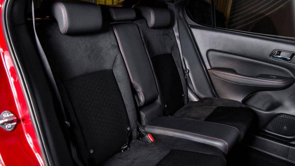 Thêm vào đó là bệ tỳ tay phía sau, 8 loa âm thanh và hệ thống viễn thông Honda Connect, hộp đựng đồ ở bảng điều khiển trung tâm