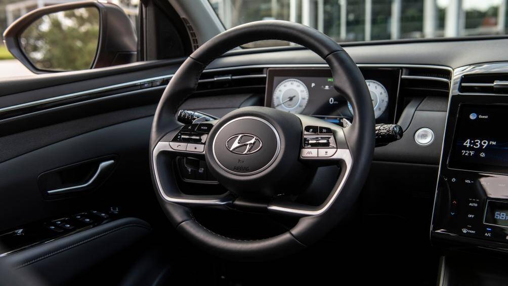 Gói SEL Premium giá 4.300 USD bao gồm các trang bị của gói Convenience, đi kèm ghế ngồi bọc da tích hợp sưởi và làm mát, dàn âm thanh Bose...