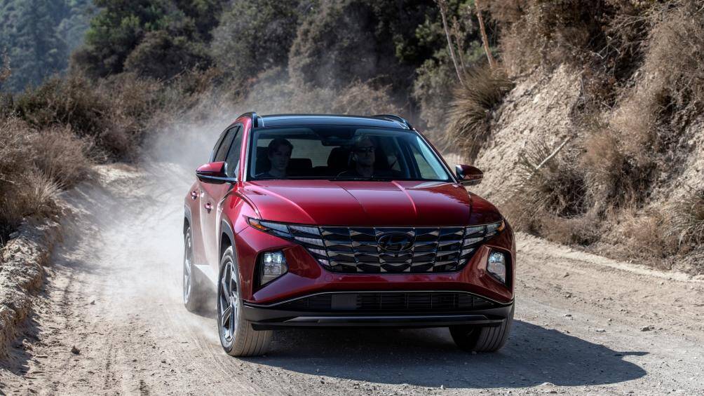 Tucson Hybrid sử dụng động cơ xăng tăng áp 1.6L kết hợp động cơ điện với gói pin 1,49 kWh, sản sinh công suất 227 mã lực.Giá từ 29.050 USD (669 triệu đồng)