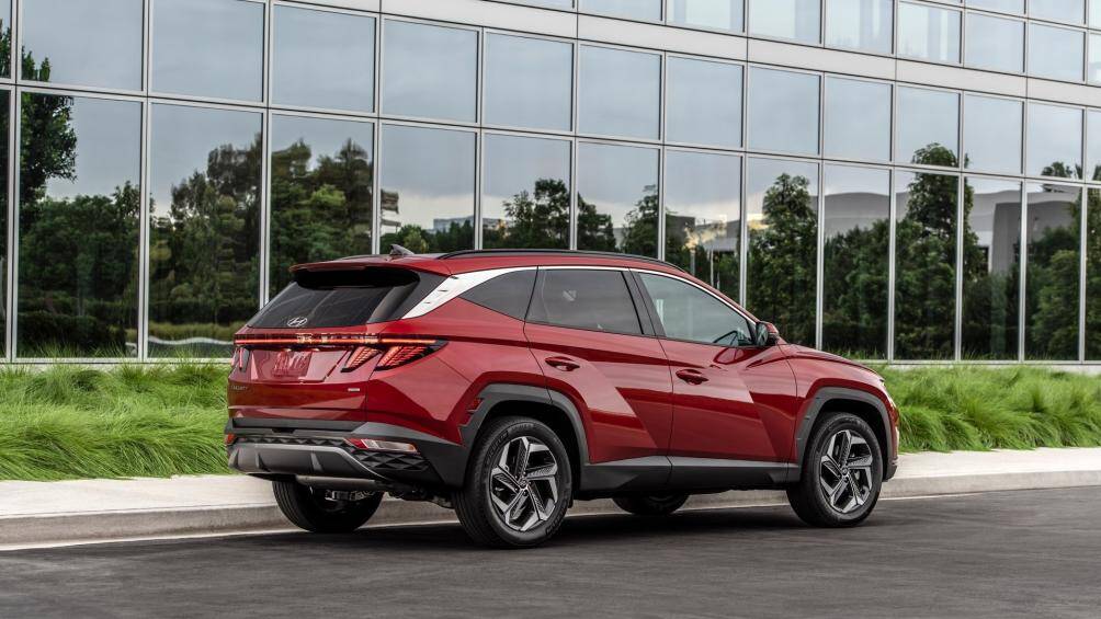 Phiên bản tiêu chuẩn Tucson 2022 có các trang bị tiêu chuẩn gồm hệ thống đèn LED thông minh, kính nhiều lớp cách âm và mâm hợp kim 17 inch