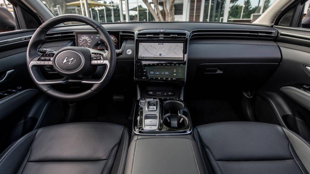 Nội thất xe gồm điều hòa tự động, ghế bọc vải, màn hình thông tin giải trí 8 inch, màn hình đa thông tin 4,2 inch trong bảng đồng hồ