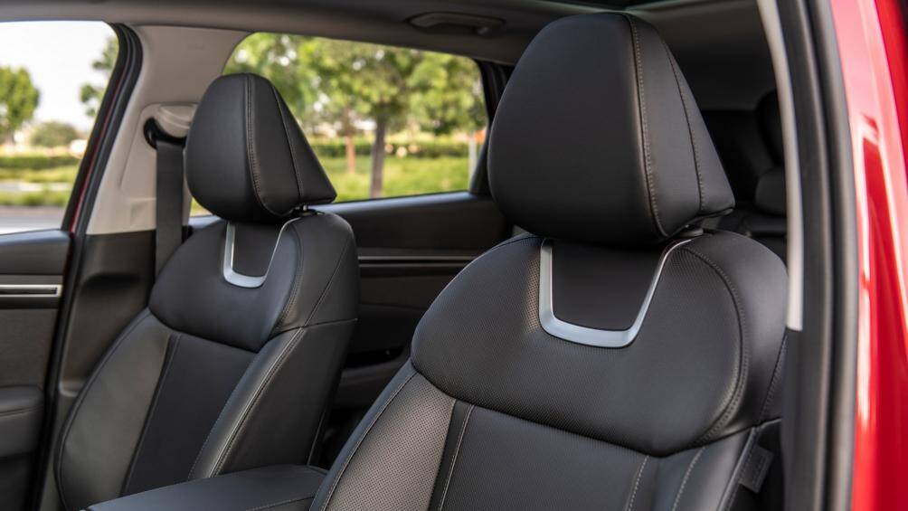 Các công nghệ an toàn trên Tucson SE gồm cảnh báo va chạm trước tích hợp phát hiện người đi bộ, hỗ trợ giữ làn và cảnh báo hành khách phía sau