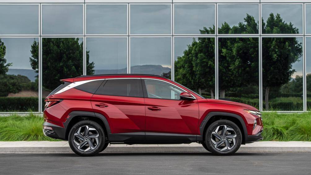 Phiên bản cao cấp hơn Tucson SEL có giá từ 26.500 USD (610 triệu đồng) được bổ sung đèn hậu LED, kính sau tối màu, baga mui, tính năng sưởi