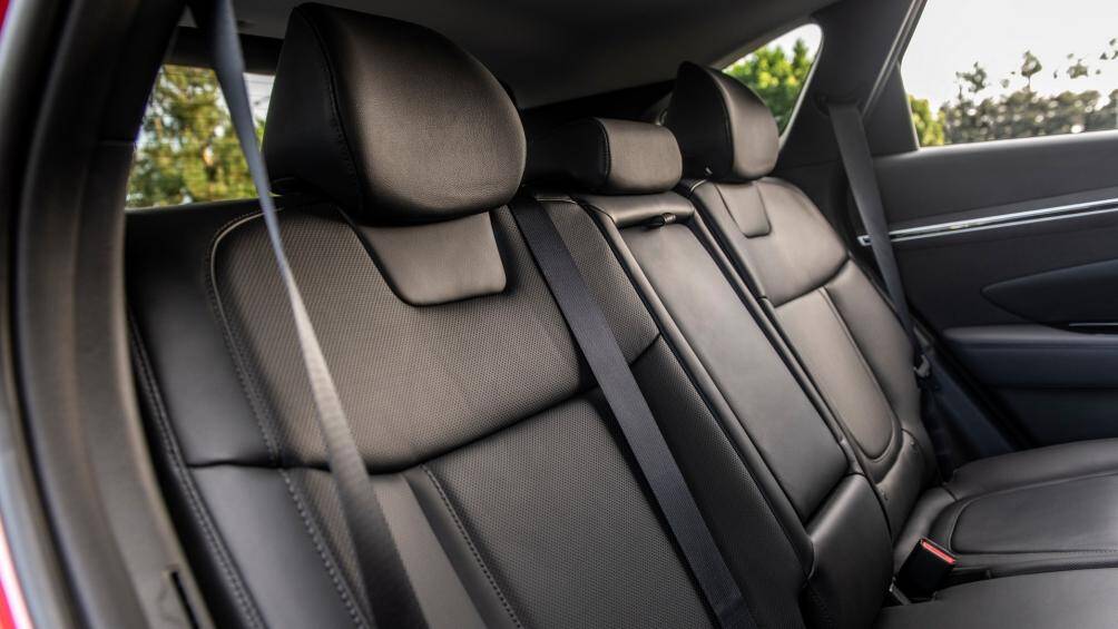 Khách hàng có thể nâng cấp thêm gói Convenience với các tính năng đá cốp, mâm 19 inch, đồng hồ kỹ thuật số 10,25 inch, đèn nền nội thất...