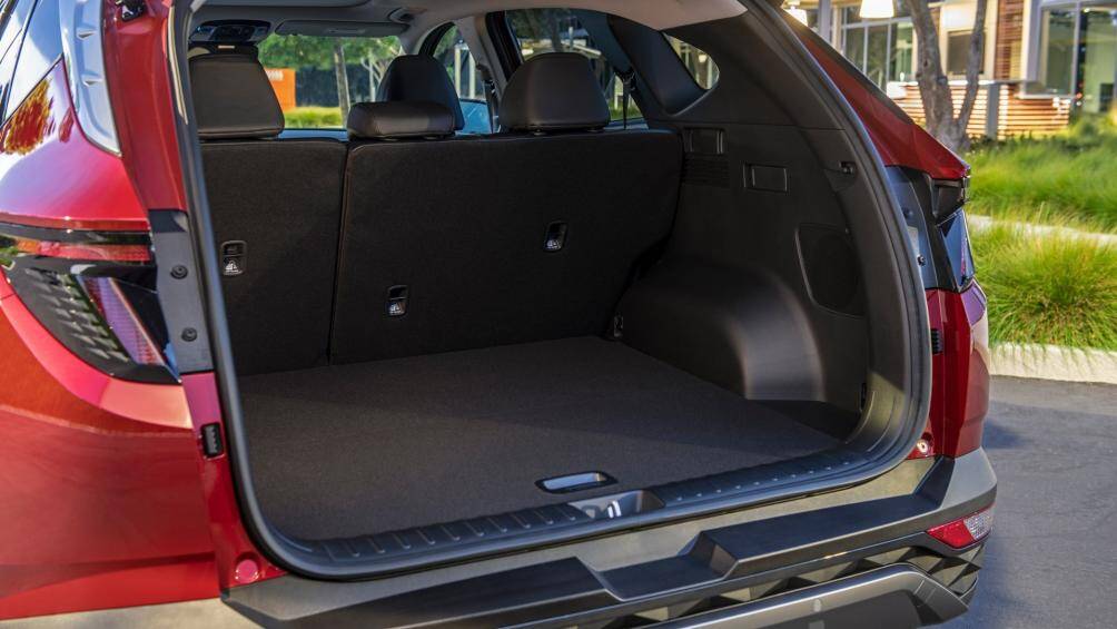 Phiên bản thể thao Tucson N Line có giá 30.600 USD (705 triệu đồng) đi kèm bộ mâm hợp kim 19 inch, đồng hồ 10,25 inch kỹ thuật số, sạc không dây...