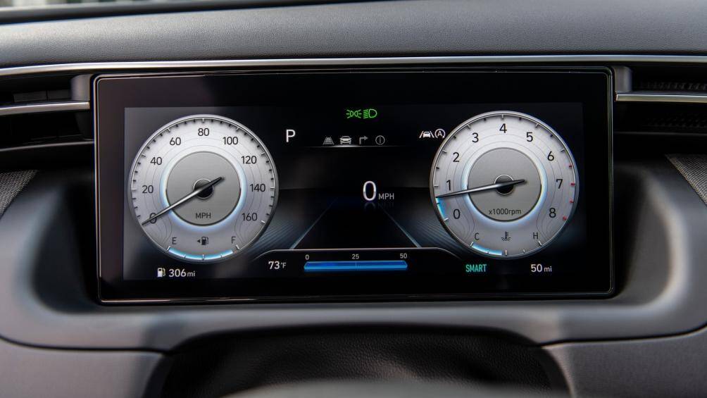 Nội thất của Tucson SEL gồm hàng ghế trước có sưởi, màn hình giải trí được bổ sung thêm kết nối Blue Link và SiriusXM, cửa gió hàng ghế sau