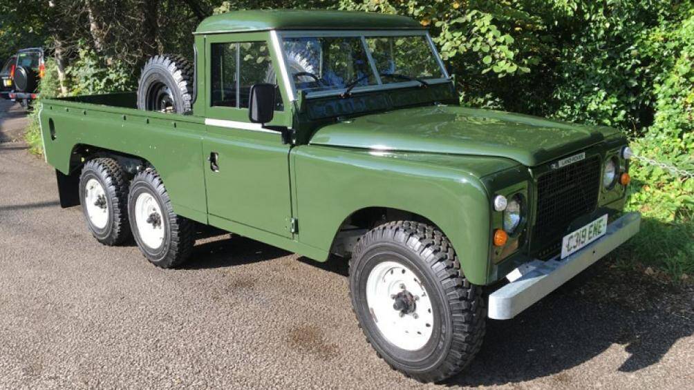 Ra đời cách đây tới vài thập kỷ và cũng đã qua sử dụng nhưng mẫu xe bán tải Land Rover 6x6 vẫn được rao bán tới 39.995 bảng Anh (1,275 tỷ đồng)