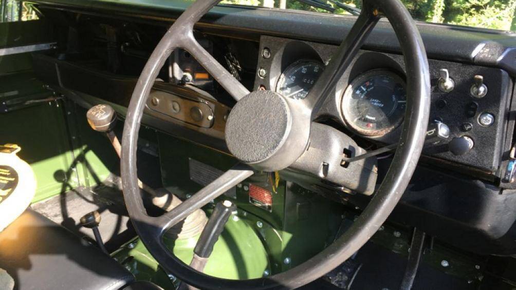 Ngoài ra, xe có trang bị một số sàn 4 cấp, bộ chế hòa khí đôi Zenith-Stromberg, thiết bị bơm nhiên liệu hoạt động bằng điện, phanh tang trống ở cả 6 góc bánh