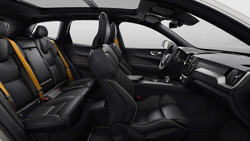 Ngoài ra, xe còn bao gồm hệ thống cảnh báo điểm mù, cảnh báo phương tiện cắt ngang, đèn pha LED, đế sạc điện thoại thông minh không dây...