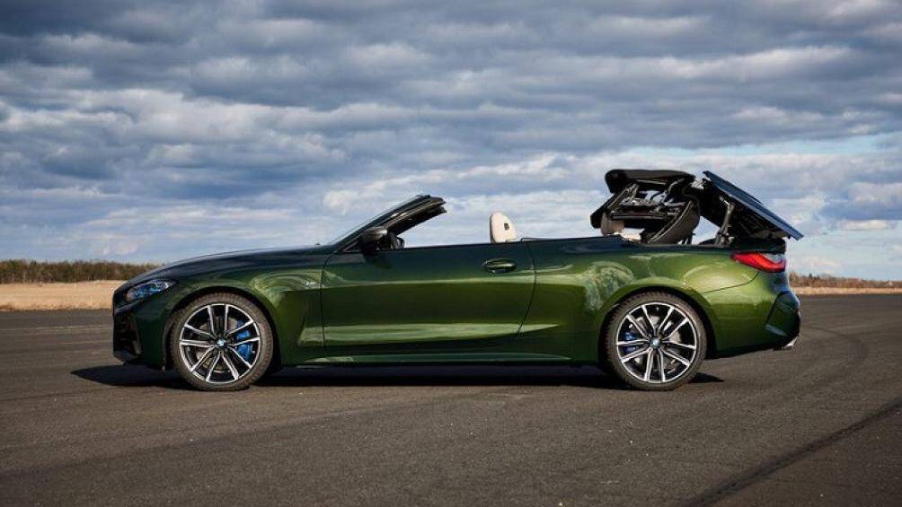BMW 4-Series Convertible 2021 mới sở hữu mui vải mềm thay thế cho loại mui cứng của thế hệ trước. Nó có thể đóng/mở 18 giây ở tốc độ 50 km/h