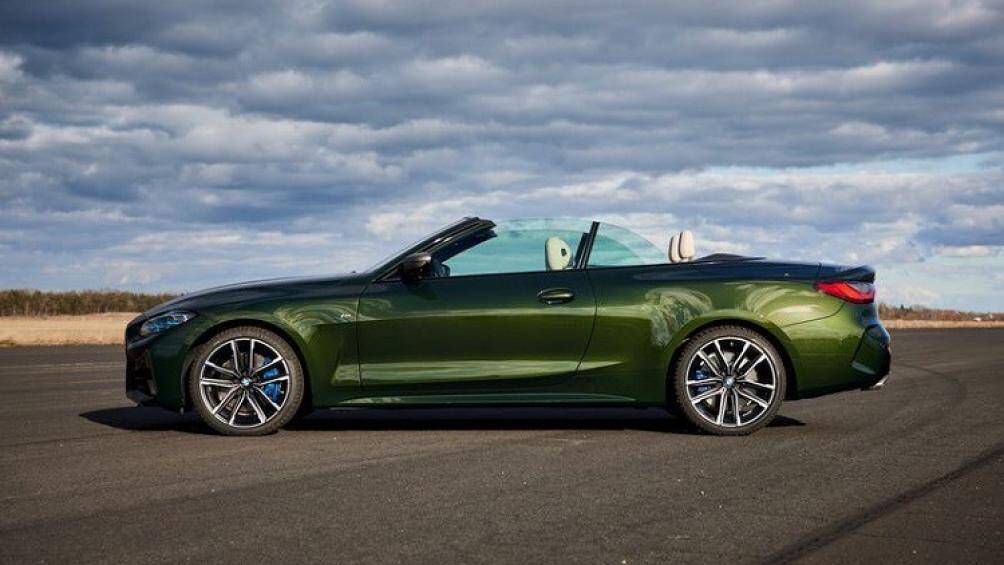 Phần mui mềm được gắn liền với cửa sổ kính phía sau với nhiều lớp cách nhiệt