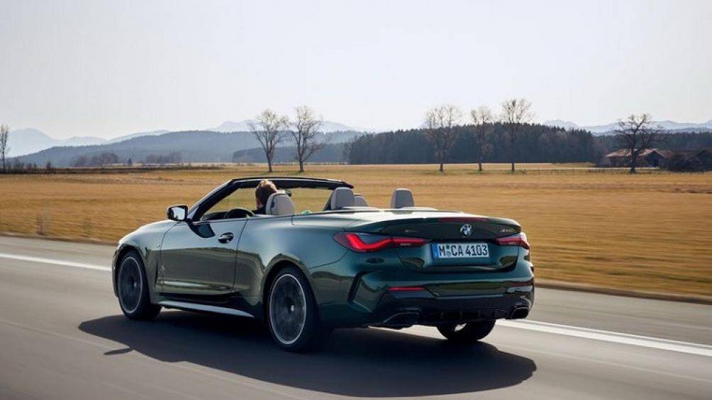 Vải màu đen tiêu chuẩn hoặc tùy chọn màu đen Moonlight đem đến hiệu ứng ánh sáng lung linh ánh kim loại khi xe nằm dưới ánh nắng