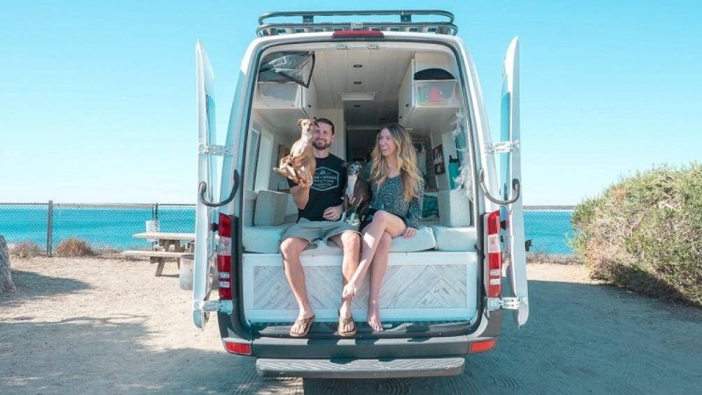 Cặp đôi này đã ưu tiên không gian làm việc ấm cúng, phòng tắm thoải mái và khu vực có thể cố định tất cả đồ điện tử trên xe