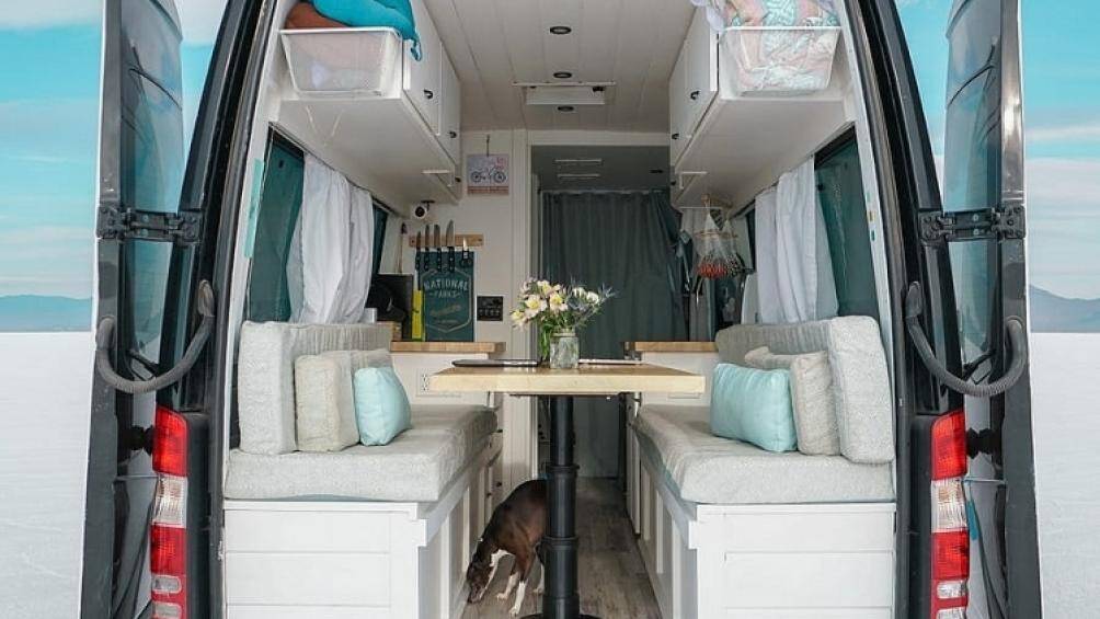 Thoáng chốc, căn phòng ngủ đã biến thành phòng khách sang trọng