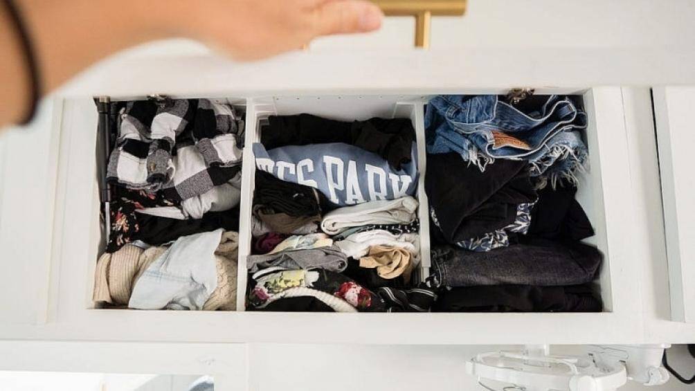 Bên cạnh đó là các ngăn tủ nhỏ xinh làm nơi để quần áo và đồ dùng cá nhân