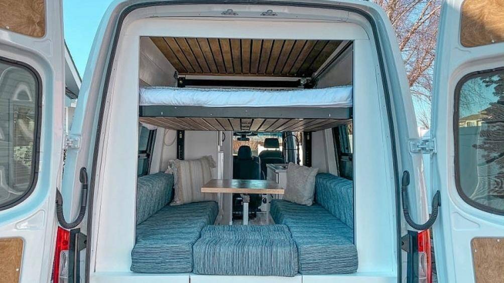 Chiếc giường ngủ tiện lợi có thể gập lại khiến không gian trong chiếc xe rộng rãi và tiện nghi hơn